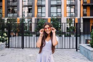 mujer en el fondo de un gran edificio foto