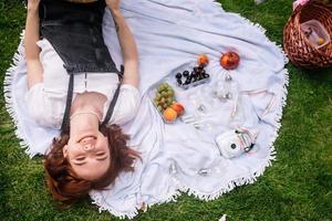 vista superior de la mujer joven tumbada en el parque foto