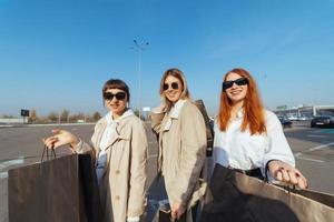 mujeres jóvenes con bolsas en las manos posando para la cámara foto