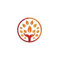 diseño creativo del logotipo del árbol de la mano verde. logotipo de productos naturales. vector