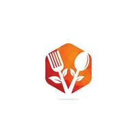 diseño de logotipo de alimentos saludables. logotipo de alimentos orgánicos. logo de comida con cuchara, tenedor y hojas. logotipo de comida. logotipo de comida saludable de cubiertos de hoja vector