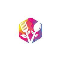 diseño de logotipo de alimentos saludables. logotipo de alimentos orgánicos. logo de comida con cuchara, tenedor y hojas. logotipo de comida. logotipo de comida saludable de cubiertos de hoja vector