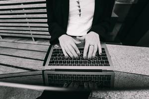 Cerrar imagen de manos de mujer escribiendo en la computadora portátil. foto