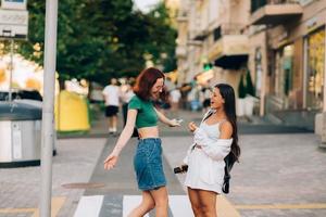 feliz encuentro de dos amigos abrazándose en la calle foto