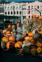 agricultora sosteniendo calabaza madura y mostrando bien. foto