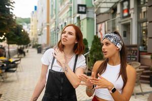 dos mujeres jóvenes caminando al aire libre divirtiéndose foto