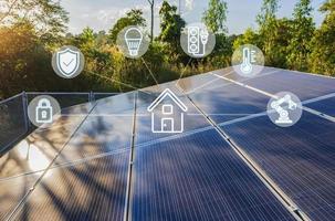 concepto de granja solar inteligente y equipo de control, tecnología, automatización, monitoreo de eficiencia energética, energía eléctrica, temperatura, equipo de iluminación, seguridad inflamable. foto