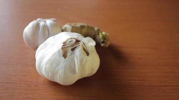 cebolla roja, ajo y jengibre que se preparan como especias para cocinar video