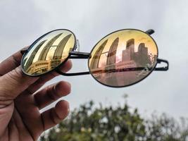 reflejo de las torres gemelas en las gafas de sol foto