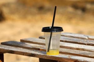 un refresco sin alcohol se vierte en un vaso. foto