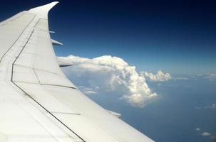 la tierra se ve a través del ojo de buey de un gran avión a reacción. foto