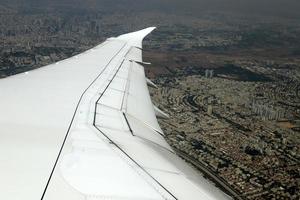 la tierra se ve a través del ojo de buey de un gran avión a reacción. foto