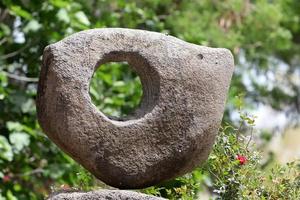 piedras en un parque de la ciudad junto al mar en el norte de Israel foto