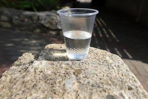 un refresco sin alcohol se vierte en un vaso. foto