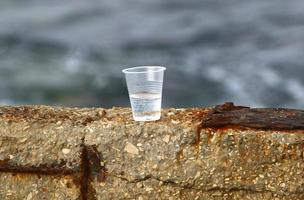 un refresco sin alcohol se vierte en un vaso. foto