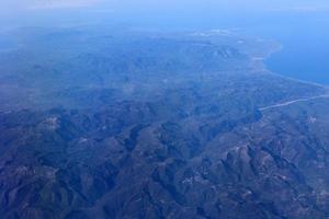 la tierra se ve a través del ojo de buey de un gran avión a reacción. foto