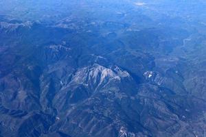 la tierra se ve a través del ojo de buey de un gran avión a reacción. foto