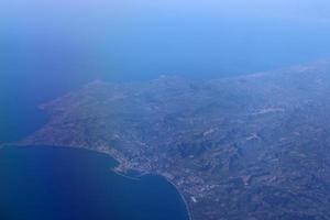 la tierra se ve a través del ojo de buey de un gran avión a reacción. foto