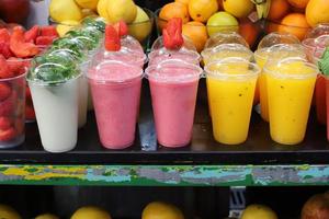 un refresco sin alcohol se vierte en un vaso. foto