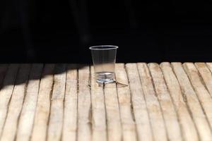 un refresco sin alcohol se vierte en un vaso. foto