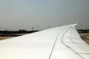 la tierra se ve a través del ojo de buey de un gran avión a reacción. foto