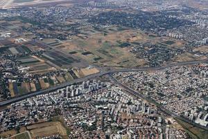 la tierra se ve a través del ojo de buey de un gran avión a reacción. foto