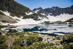 lago alpino en las montañas del cáucaso foto