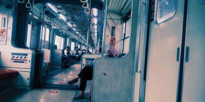 gente en el tren que va a la ciudad de Yakarta foto