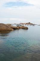 hermoso paisaje marino con rocas y agua clara. costa de granito rosa en francia. foto