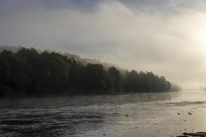 mañana de niebla en el río foto