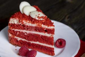 pastel rojo dulce con sabor a frambuesa foto