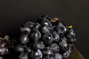 uvas frescas maduras en un tablero foto