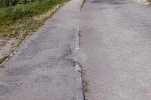 estrecho camino pavimentado para coches foto