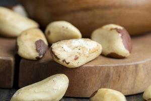 nueces de Brasil peladas sobre la mesa foto