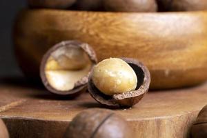 nueces de macadamia sin pelar sobre una mesa de madera foto