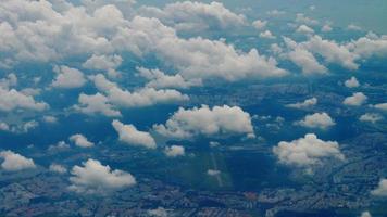 vista aérea de la zona fronteriza de singapur y malasia, vista desde el avión que sale video