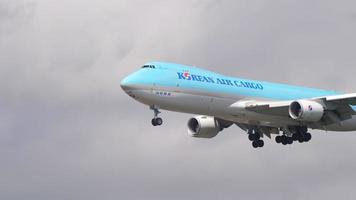 frankfurt am main, alemanha 20 de julho de 2017 - coreano de carga aérea boeing 747 hl7639 pousando às 25c. fraport, frankfurt, alemanha video