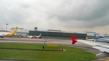 changi, singapur 25 de noviembre de 2018 - vista desde el avión de salida en rodaje, aeropuerto de changi, singapur video