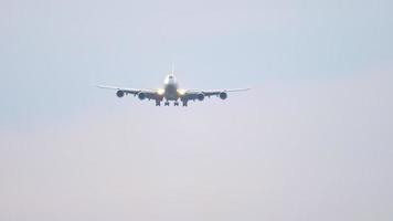 Jumbo-Jet fliegt in den Sonnenuntergangshimmel. Doppeldecker-Großraum-Passagierflugzeug. video