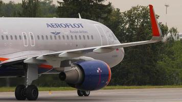 moscou, fédération de russie 29 juillet 2021 - avion de passagers airbus a320 d'aeroflot roulant à l'aéroport de sheremetyevo svo. video