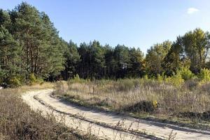 una carretera contaminada con basura en las zonas rurales foto