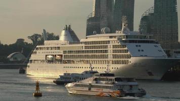 Singapore november 24, 2018 - veerboot en oceaan schip zilver schaduw in Singapore reis centrum regionaal veerboot terminal havenfront en de kabel auto van bovenstaand gaan naar de park sentosa video