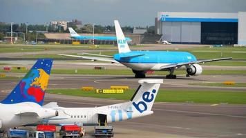 amsterdam, holanda 29 de julho de 2017 - klm asia boeing 777 ph bqk virar pista antes de decolar em kaagbaan rwy 24, shiphol airport, amsterdam, holland video