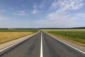 estrecho camino pavimentado para coches foto