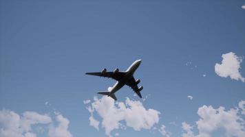 un avion volando en el cielo video