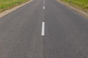 estrecho camino pavimentado para coches foto