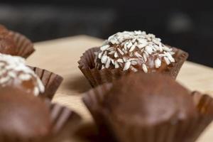 caramelos de chocolate con sabor a coco y relleno foto