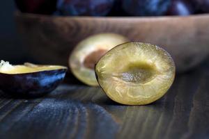 ciruelas maduras en la mesa de la cocina foto