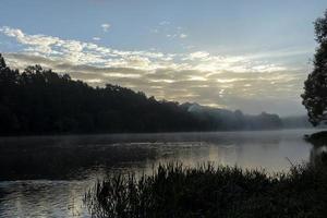 pequeña niebla en el río en otoño foto