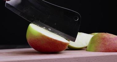 manzana madura en rodajas en una tabla de cortar foto